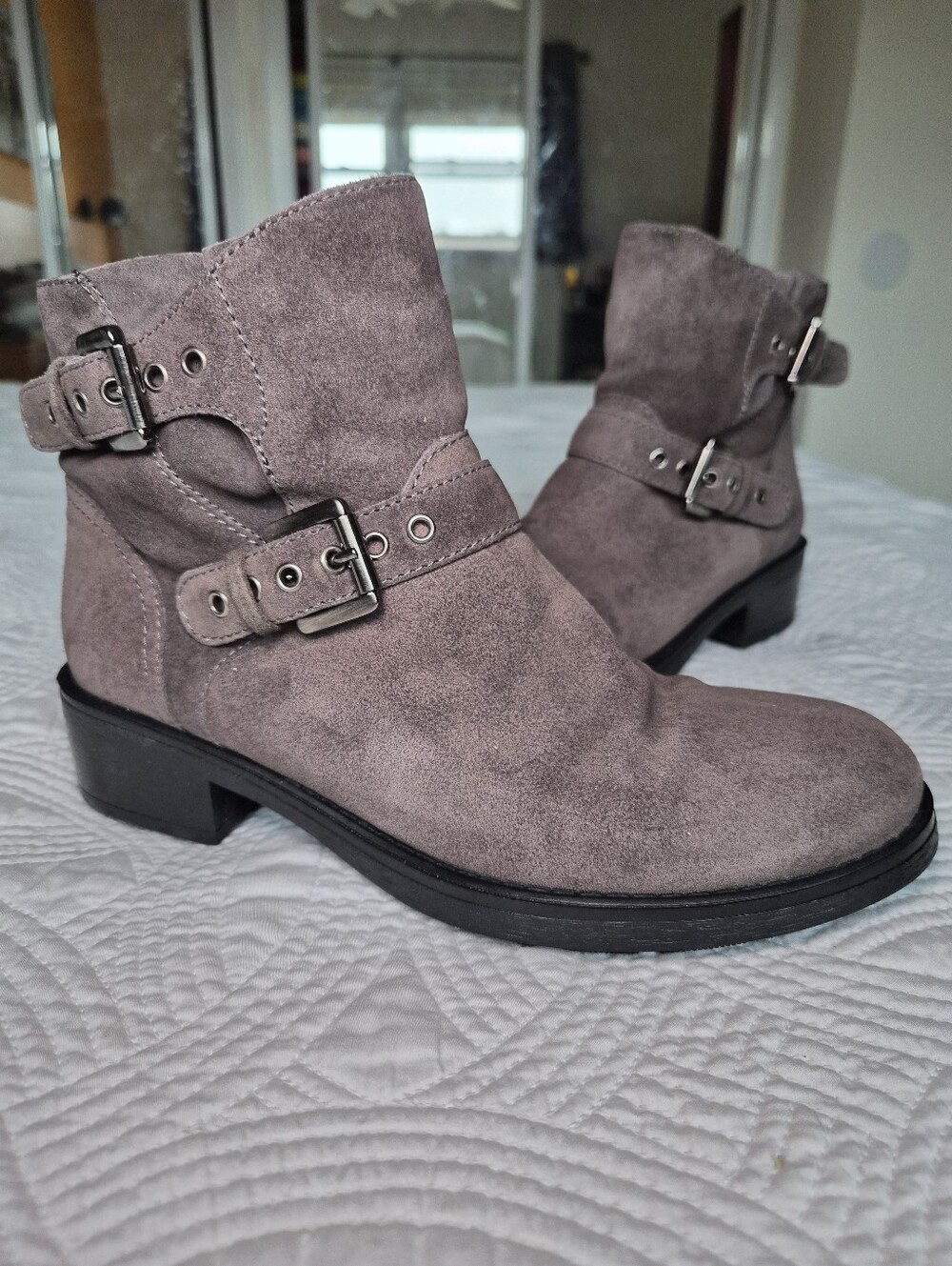 VGUC Aquatalia Sophie Suede Buckle Moto Booties Women 8 Grey
